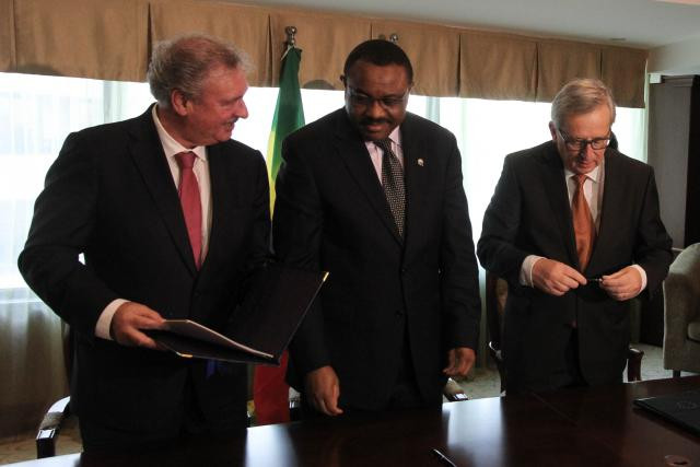 Le ministre des Affaires étrangères, Jean Asselborn, et le président de la Commission européenne, Jean-Claude Nuncker, entourant le Premier ministre de l’Éthiopie, Haile Mariam Desalegn. (Photo: SIP)