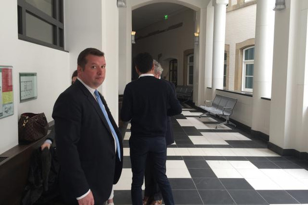 Fabien Gaglio, ici de dos avec ses conseils, nie s'être enrichi. Banni par la CSSF comme par la Finma, il s'est reconverti dans le commerce. (Photo : Maison Moderne)