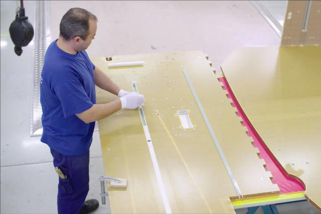 Euro-Composites a développé une gamme de panneaux spécifiques, notamment utilisés dans l’industrie aéronautique.  (Photo: Youtube / Euro-Composites)