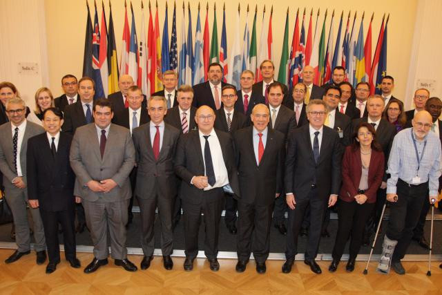 Photo de famille à l'OCDE, sous la pression de laquelle le régime luxembourgeois de la propriété intellectuelle a dû être abrogé. (Photo: OCDE)