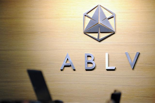 Accusée de blanchiment d’argent et déclarée en faillite par la BCE, ABLV Bank annonce sa volonté de poursuivre l’instance en charge de la supervision des banques de la zone euro. (Photo: ABLV Bank)