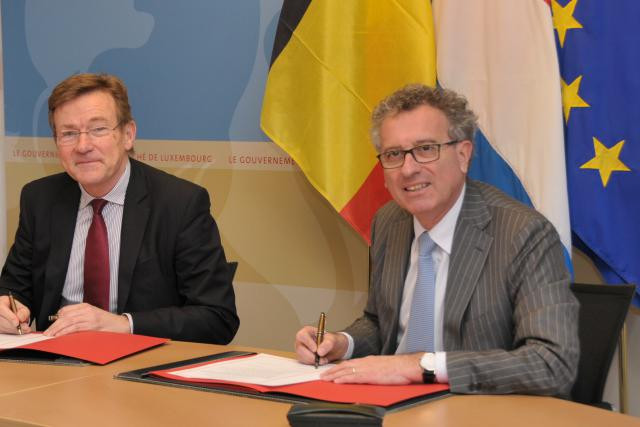 Les ministres belge et luxembourgeois, Johan Van Overtveldt et Pierre Gramegna, ont signé lundi l'accord concernant la fiscalité des frontaliers belges du Grand-Duché. (Photo: SIP)