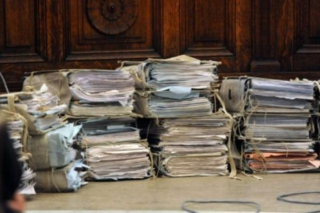 Certaines pièces du très volumineux dossier dit KB-Lux étaient-elles entachées de vices? Les actes policiers sont prescrits et l'action publique éteinte. (Photo: RTBF.be)