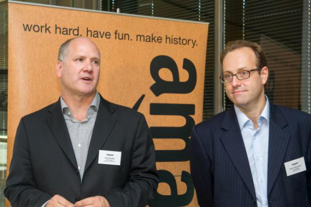 Le nouveau patron d’Amazon.eu, Xavier Garambois (à droite), aux côtés de Greg Greeley, vice president chargé du développement. (Photo : Charles Caratini)