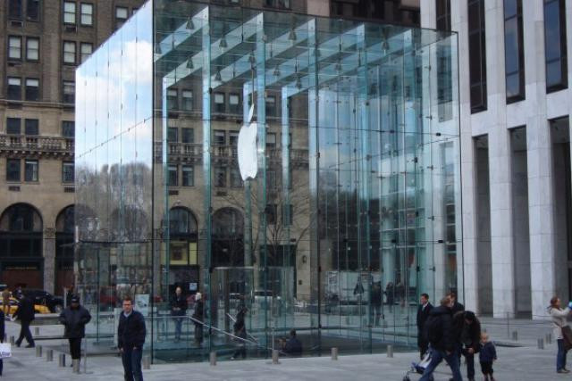 L'Apple store sur la cinquième avenue à New York ou une idée du gigantisme de la marque. (Photo: Licence CC)