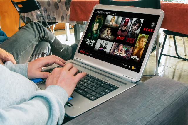 Grâce au plug-in «Learning Languages with Netflix» disponible sur Chrome, les abonnés à Netflix peuvent désormais apprendre une langue étrangère tout en visionnant le programme de leur choix. (Photo: Shutterstock)