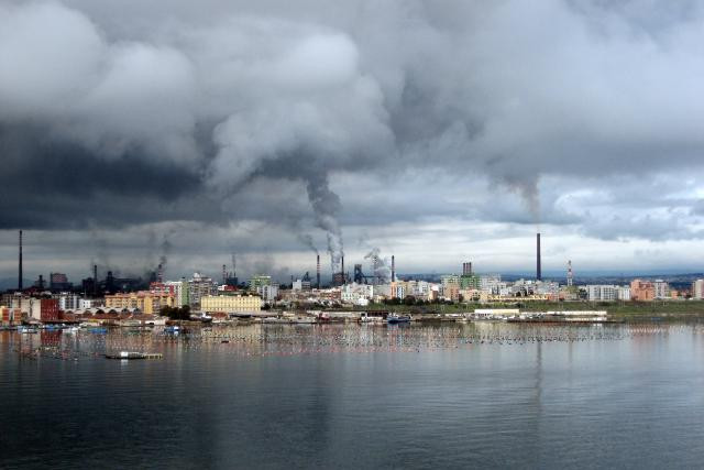 ArcelorMittal devra massivement investir pour rendre le site de Tarente moins polluant. (Photo: Licence C. C.)