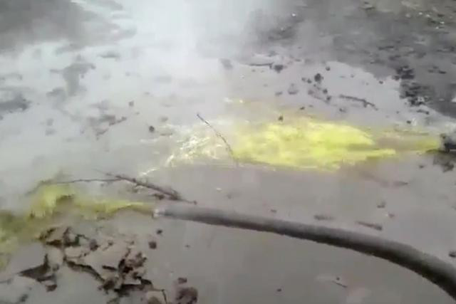 Selon le témoignage du chauffeur, ce sont 28 mètres cubes d’acide qui auraient été rejetés chaque jour durant trois mois dans la nature par le sous-traitant d’ArcelorMittal. (Photo: Twitter / capture d'écran)