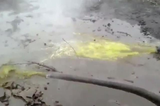 Selon ArcelorMittal, «la coloration jaune des boues visibles sur la vidéo est liée à la nature même du produit et à sa teneur en fer et en chlorure». (Capture d'écran)