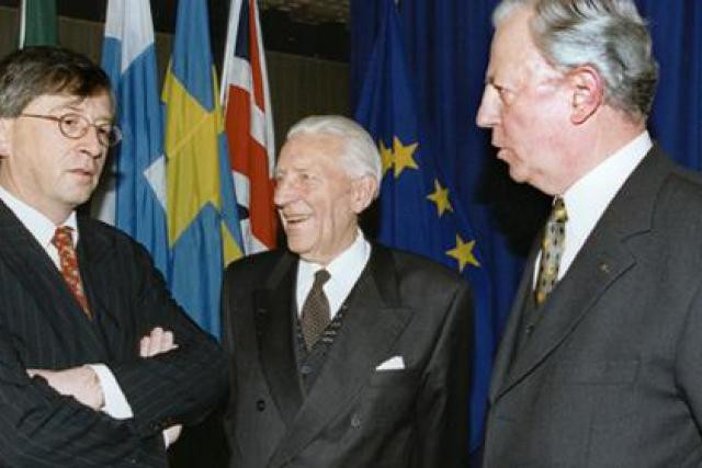 Pierre Werner, entouré de Jean-Claude Juncker, Premier ministre, et de Jacques Santer, président de la Commission européenne. (Photo: Médiathèque Commission européenne)