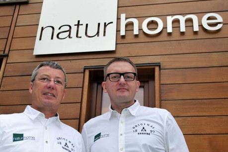 «Grâce à notre outil, le client aborde son architecte avec une idée très précise du programme qu’autorise son budget», explique Olivier Louis, directeur général adjoint de Naturhome (à droite, accompagné de Pierre Solheid, administrateur délégué et propriétaire de l’entreprise). (Photo: Naturhome)