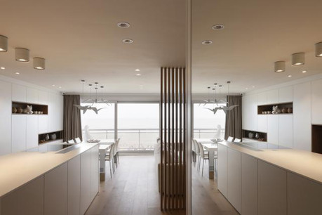L’appartement a été réaménagé afin d’ouvrir généreusement l’espace vers la mer. (Photo: Liesbeth Goudenhooft)
