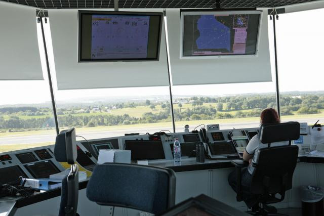 Selon les plans de François Bausch, tous les aiguilleurs du Findel devront être capables de gérer le contrôle aérien, mais aussi le contrôle des parkings via la gestion du radar. (Photo: Paperjam/DR)