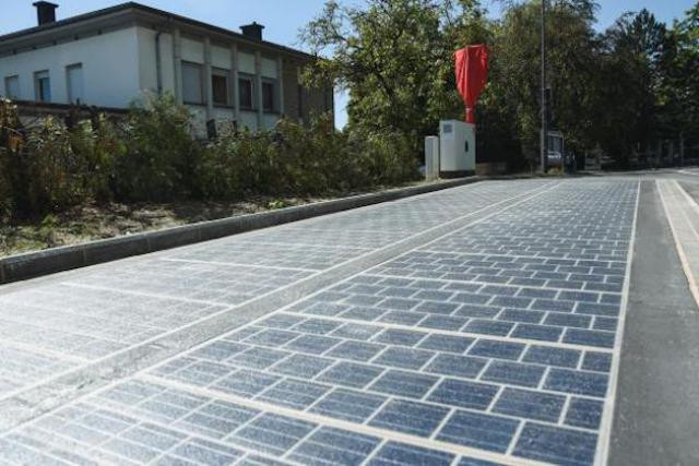 La route solaire s’étend sur une surface de 15m sur 3. La production d’énergie solaire fournit en électricité les serveurs de l’administration de Sanem. (Photo: ville de Sanem)