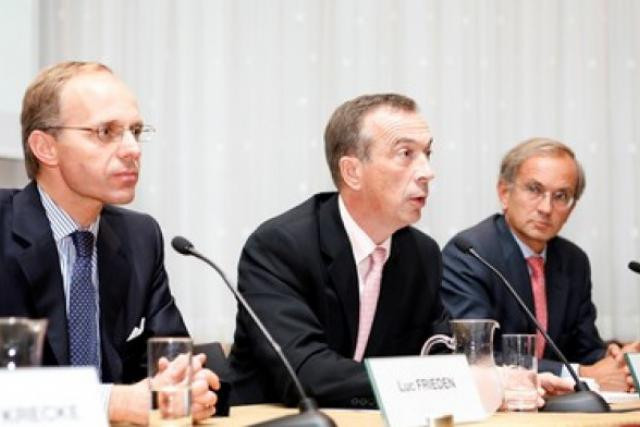 Luc Frieden (à gauche) et Alain Papiasse (au centre), ce lundi, au siège de ce qui est encore Fortis Banque Luxembourg.  (Photo: Olivier Minaire/Wide)
