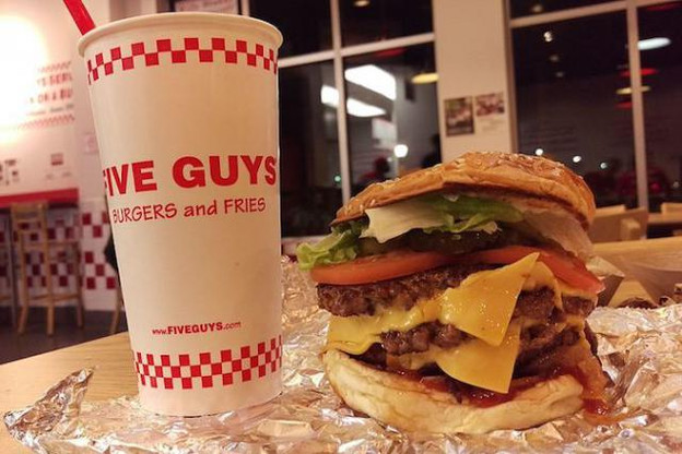 15 ingrédients à combiner pour le même prix, c’est ce qui a fait le succès de Five Guys. (Photo: Licence C.C.)