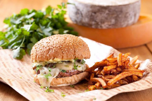 La chaîne Big Fernand propose un «hamburgé» à la française, avec un pain «frais et chaud», de la viande d’origine française, ainsi que des frites et des sauces «maison». (Photo: Facebook / Big Fernand)