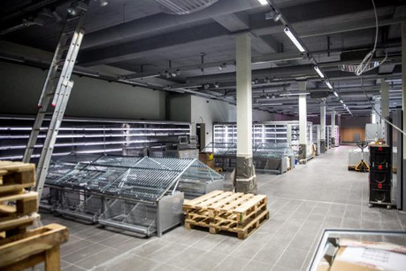 Dans un décor épuré, mode industriel, les rayonnages sont en place pour accueillir les milliers de produits de la gamme Cactus Market. (Photo: Maison Moderne Studio)