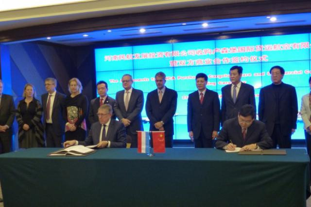 Après la signature de l'accord, Paul Helminger (au fond à gauche) a la difficile tâche d'associer les Chinois à la stratégie. (Photo: MDDI)