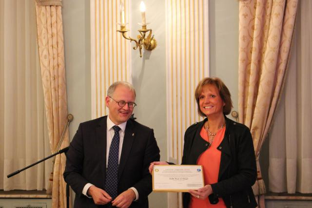 Olivier Schmitz, gouverneur de la province de Luxembourg, remet le prix Upgrade dans les mains de Caroline Bernier, administratrice déléguée de la société C.Concept. (Photo: Luxembourg Creative)