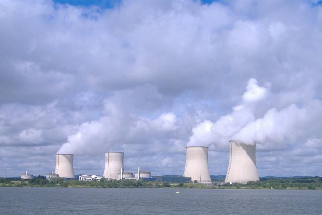 Située à un jet de pierre de la frontière luxembourgeoise, la centrale de Cattenom – dont son plus ancien réacteur a 30 ans – pourrait voir son activité prolongée. (Photo: Licence C.C.)