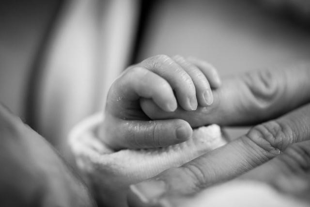Les jeunes papas bénéficient désormais de 10 jours au lieu de deux pour profiter des premiers moments de leur nouveau-né. (Photo: Pixnio)