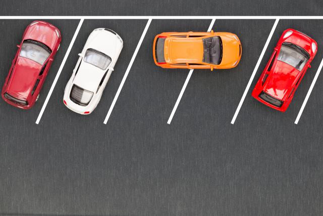 Les dispositifs de stationnement sont reliés à l’ordinateur de bord qui, grâce aux algorithmes, vont calculer la manœuvre et piloter la direction jusqu’à l’arrêt complet. (Photo: Comzeal)