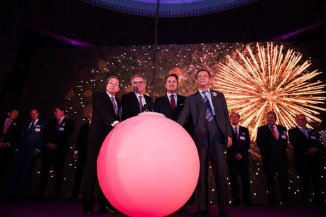 Tous autour de la boule de la fortune pour l’arrivée officielle de la septième banque chinoise au Luxembourg. (Photo: Nader Ghavami)