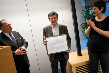 Jean-Michel Lalieu (ici entouré du président du jury, Henri Grethen, et de Alberta Brusi, CCO de Citi Luxembourg) a su décrire avec précision les tenants et les aboutissants de l'activité du lobbyisme à Bruxelles. (Photo: Christophe Olinger)