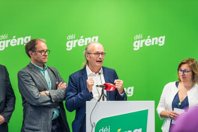 Claude Turmes entouré du député Gérard Anzia et de Tilly Metz qui le remplacera au Parlement européen. (Photo: Mike Zenari)