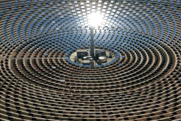 Le volume d’électricité produit par les panneaux photovoltaïques varie même selon l’heure de la journée et cesse à la nuit tombée. (Photo: DR)