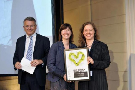 Sophie Marion et Sandra Peter (Husky) reçoivent le prix "coup de coeur" décerné à leur DRH, Dimitri Ronsse (Photo : Christophe Olinger)