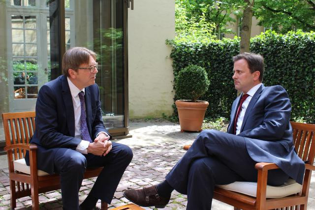 Guy Verhofstadt et Xavier Bettel en mai 2015 à l’occasion d’une entrevue à Luxembourg avant la présidence européenne du Grand-Duché. (Photo: SIP / ME)
