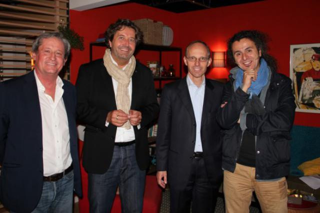 Guy Daleiden et Luc Frieden, entourés de Nicolas Steil et Donato Rotunno (producteur et réalisateur du film «Ouni d'Hänn»). (Photo: Filmfund Luxembourg)