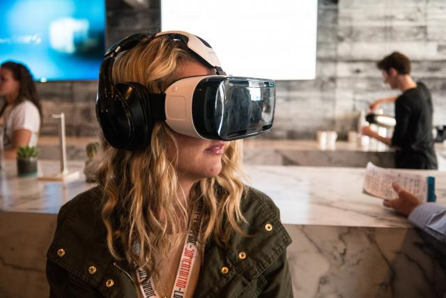 Sur un mode lounge qui mêle jeux, musique et bar, Sparkling VR propose plus de 16 expériences immersives. (Photo: Licence C.C.)
