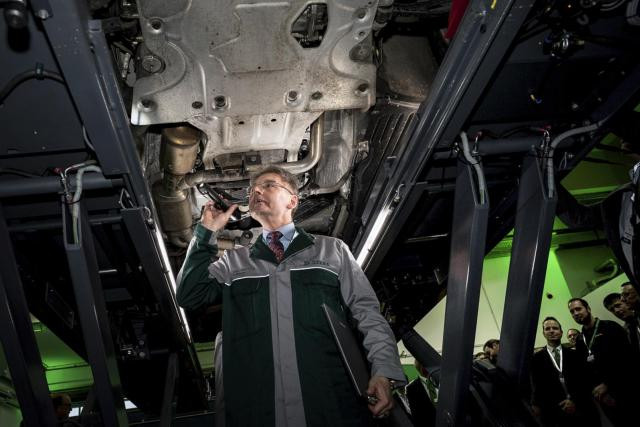 Thomas Reuter, directeur technique de Dekra, a symboliquement effectué le premier contrôle technique d’un véhicule au Luxembourg lundi, lors de l’inauguration du centre de Bertrange. (Photo; Nader Ghavami)