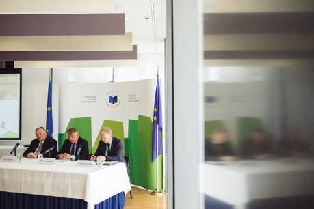 La Cour des comptes européenne, par la voix de son président Klaus-Heiner Lehne (au milieu), entouré par le membre luxembourgeois Henri Grethen à sa droite et le secrétaire général Eduardo Ruiz Garcia, cherche à renforcer la confiance des citoyens dans l'UE. (Photo : Sebastien Goossens)