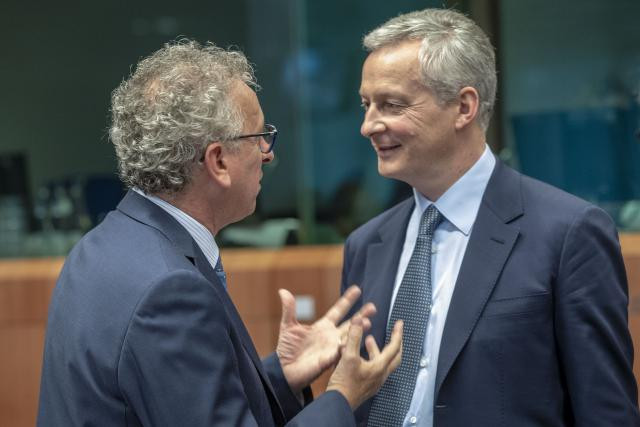 Pierre Gramegna (de dos) et Bruno Le Maire devraient trouver un compromis sur cette épineuse question pour le Luxembourg (ici en discussion à Bruxelles en juillet dernier). (Photo: Conseil européen / archives)