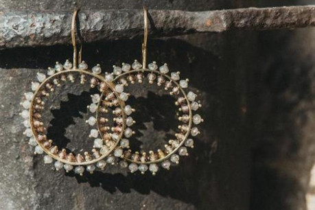 Boucles d’oreilles Martine Schmit - or jaune 750 - diamants et de saphirs - Prix : 1.480€ (Photo: Véronique Kolber)