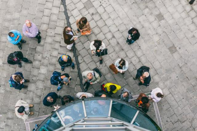 La surveillance sur le lieu de travail peut notamment se matérialiser par la mise en place d’un système d’accès par badge aux entrées et sorties. (Photo: Sven Becker / Archives)
