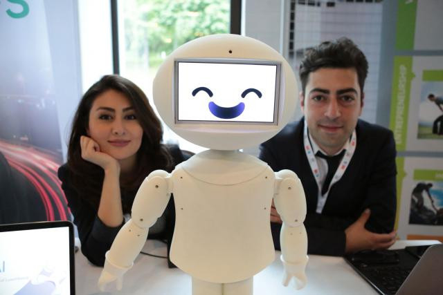 Les deux fondateurs de LuxAl, une spin-off de l’Uni, ont conçu un des premiers robots sociaux au monde.  (Photo: LuxAl)