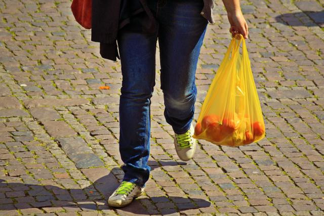 Polluant sur toute la chaîne de leur vie, les sacs plastiques à usage unique restent présents dans les magasins luxembourgeois. (Photo: licence cc )