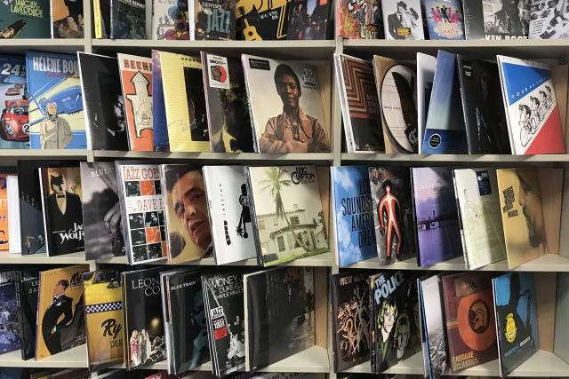 Sur les étagères, les BD ont fait place à une sélection de disques vinyle. (Photo: DR)