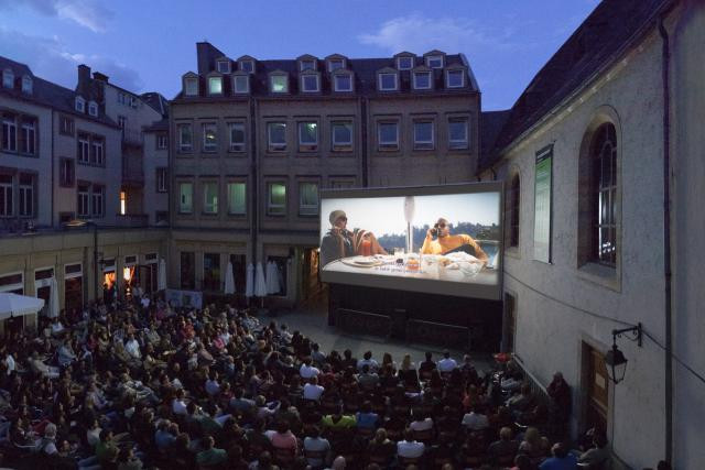 Le City Open Air Cinema with Orange attire la foule, comme ici, lors d’une projection dans la cour intérieure du Théâtre des Capucins. (Photo: Cinémathèque de la Ville de Luxembourg)