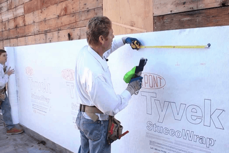 Tyvek est notamment utilisé dans l'isolation de constructions. (Photo: YouTube)