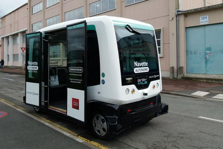 Les navettes EasyMile sont contrôlées par des opérateurs ainsi que par les personnes à bord pour appréhender les intersections et ronds-points. (Photo: Léna Corot)