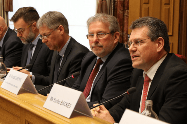 Maroš Šefčovič aux côtés du président Mars Di Bartolomeo et des députés Henri Kox et Franz Fayot. (Photo: Chambre des députés)
