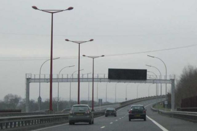 L'extinction de l'éclairage public sur les autoroutes a généré un coût de 131 euros par candélabre. (Photo: DR)