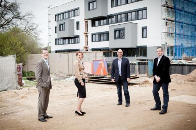 Jean-Philippe Wagnon (Vectis PSF), Sara Capelli (IMS), Romain Poulles et Jeannot Schroeder (ProGroup), devant le chantier. (Photo : Jessica Theis)