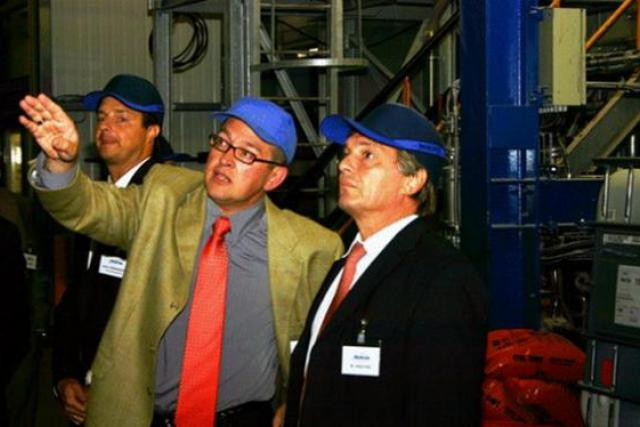 Jeannot Krecké se faisant expliquer les installations, lors de sa visite de McBride-Chemolux, en septembre 2007. (Photo: Ministère de l'Économie et du Commerce extérieur)